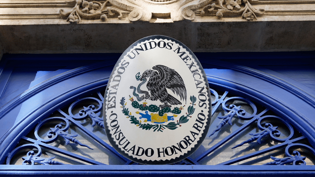 <h2 class="cms-H2-H2"><b>Renovación para mayores de edad</b></h2>
<br>1. Necesitas tu cita. Puedes marcar al teléfono 
<b>1-(424)-309-0009</b> para agendarla o enviando un mensaje de WhatsApp. También puedes agendar una cita en esta página: 
<a href="https://www.citas.sre.gob.mx">https://www.citas.sre.gob.mx</a>.
<br>2. Llevar el pasaporte que vas a renovar.
<br>3. Llevar una identificación original y vigente (ver la slide 4).
<br>4. Cubrir el pago del pasaporte.
