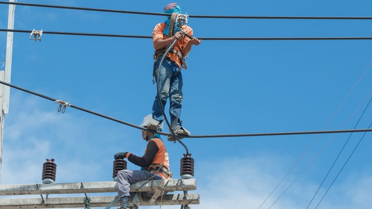 <b>6. Instaladores y reparadores de líneas eléctricas</b>
<br>Estos trabajadores se encargan de instalar o reparar cables de sistemas de distribución o energía eléctrica. En Sacramento generaron ingresos promedios anuales de 
<b>$107,540</b>, pero ganaron incluso más en el área de la bahía.