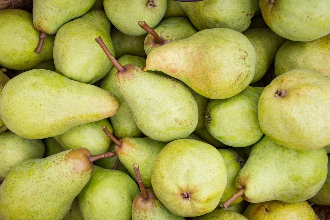 <b>Puesto 9. Peras.</b> 
<br>
<br>Este producto recibe un tratamiento con difenilamina, un químico antioxidante potencialmente dañino que se usa para evitar que la piel de de la fruta almacenada en neveras desarrolle manchas. La clasificación de la EWG se basa no solo en el porcentaje de muestras con pesticidas sino también en el número y cantidad de pesticidas diferentes en las muestras.
<br>