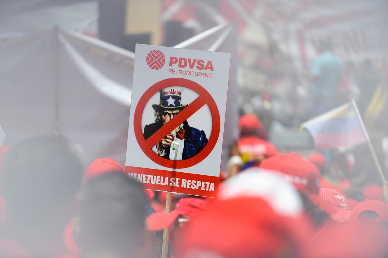 <b>La estatal petrolera venezolana PDVSA</b> también está en la lista de importantes clientes de la empresa de Wilbur Ross, hombre del gabinete de Trump, quien preside un gobierno que impuso sanciones contra esa empresa y otras figuras del gobierno venezolano.
<br>