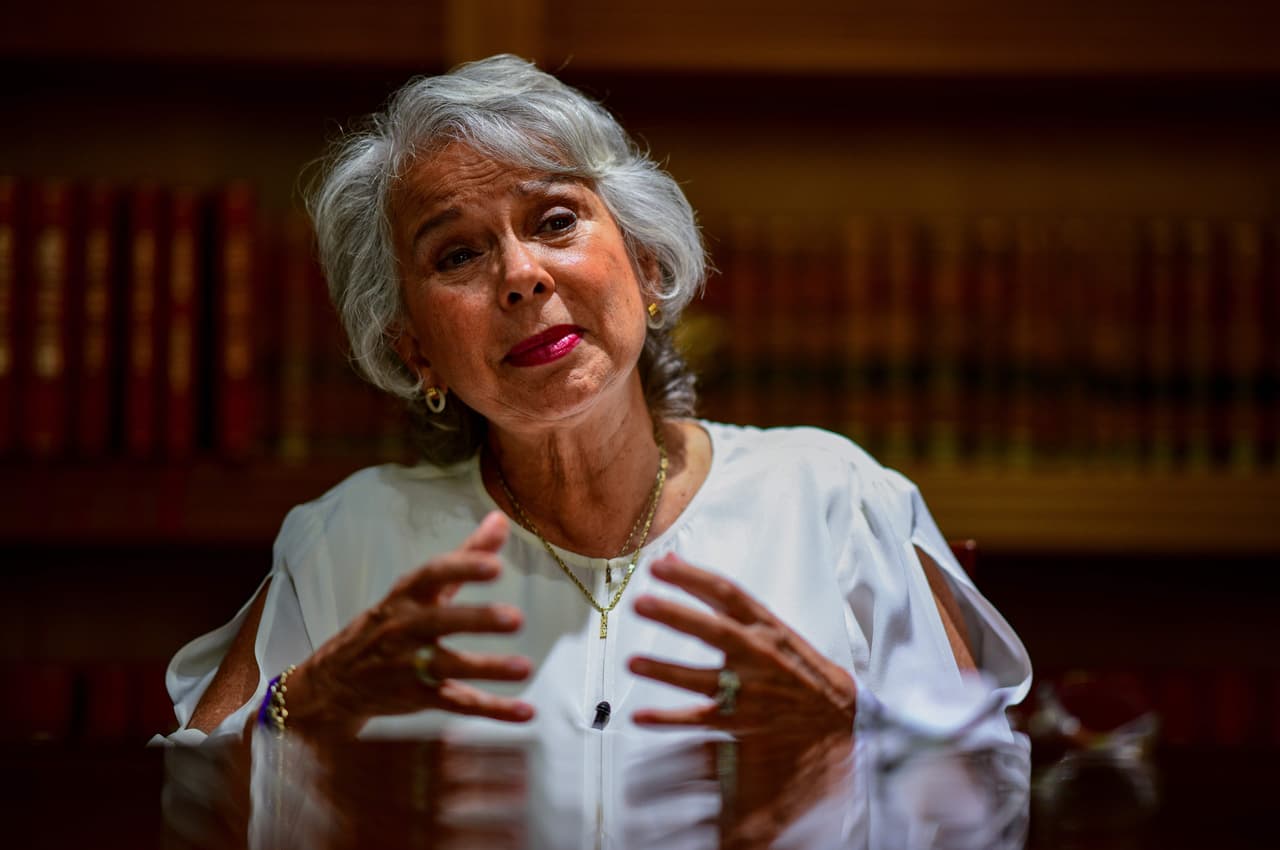 <b>SECRETARÍA DE GOBENACIÓN:</b> La primera mujer en liderar esta dependencia será 
<b>Olga María del Carmen Sánchez Cordero</b>, exministra de la Suprema Corte de Justicia de la Nación. Cordero ha señalado que, cuando asuma el puesto, buscará la pacificación del país y el respeto al Estado de Derecho. Sin embargo, esa será una transición complicada pues 2017 fue el año más violento en dos décadas, en el que dominaron los feminicidios, desapariciones, ejecuciones y asesinatos. Entre sus propuestas más polémicas, buscará la 
<b><a href="https://www.univision.com/noticias/elecciones-mexico-2018/futura-ministra-de-lopez-obrador-plantea-despenalizar-la-marihuana-en-mexico">despenalización de la marihuana para su uso lúdico.</a></b>