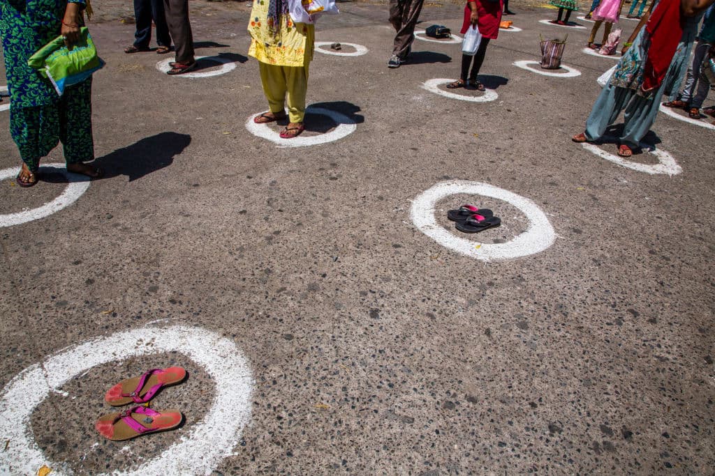 Incluso, para los habitantes de las calles se ha implementado un método de espera, donde cada uno de ellos debe ponerse para recibir su donación de comida.