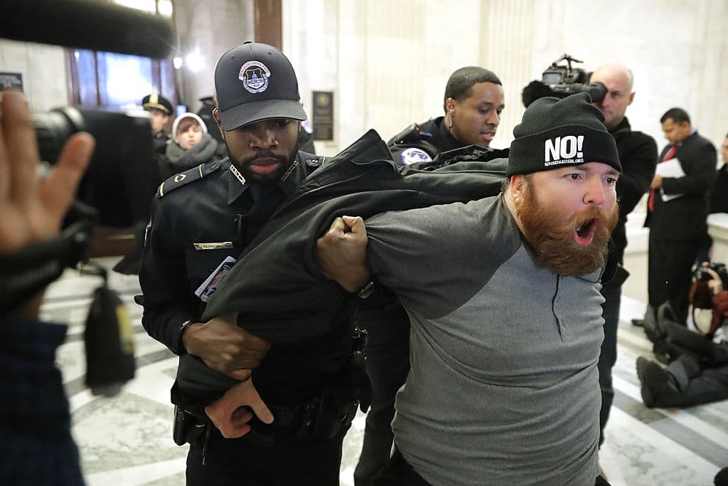 Otro de los manifestantes es expulsado del comité por la policía. (Foto de Chip Somodevilla/Getty Images)