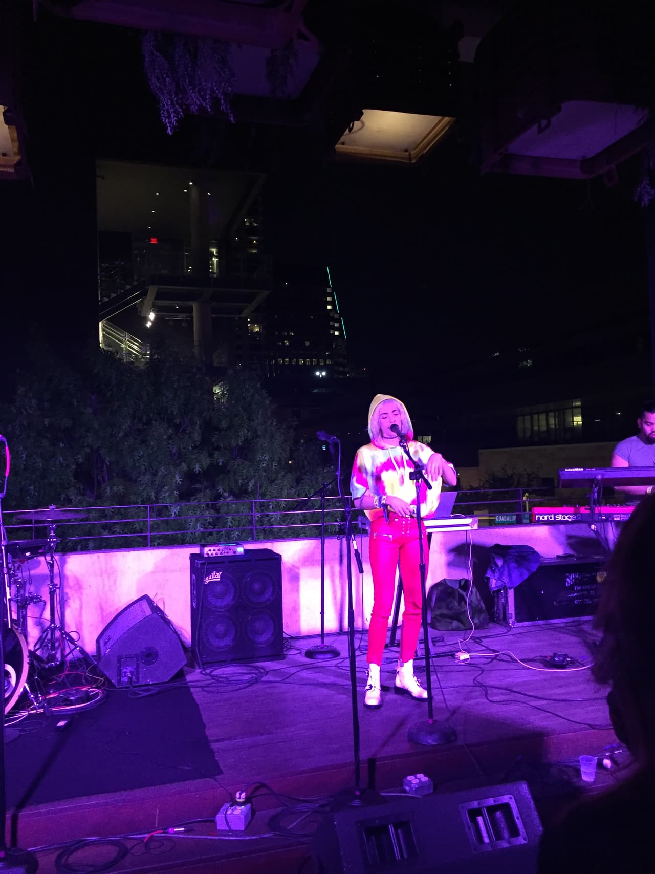 STELLA en el showcase de Mayimba x Vibe Viva x U-LAB. La cantante de nu-R&B soul es hija de Carlos Santana.