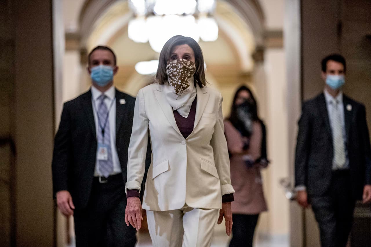 <a href="https://www.univision.com/temas/nancy-pelosi">Nancy Pelosi</a>, presidenta de la Cámara de Representantes, camina por los pasillos del Capitolio junto a otros legisladores practicando el distanciamiento social y llevando mascarillas. Fue la primera reunión de los representantes desde el 27 de marzo y en la que aprobaron un nuevo paquete de 500,000 millones de ayuda por la crisis del covid-19. 
<a href="https://www.univision.com/noticias/salud/mapa-actualizado-del-coronavirus-cifras-de-casos-confirmados-y-fallecidos">Vea aquí nuestro mapa actualizado del coronavirus: cifras de casos confirmados y fallecidos </a>