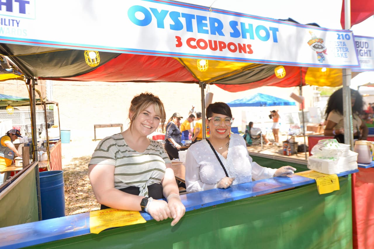 <h2 class="cms-H2-H2">Fiesta Oyster Bake</h2>
<br>
<ul>
 <li class="li1">Cuándo: 25 de abril</li>
</ul> 
<ul>
 <li class="li1">Hora: 17:00 horas -23:00 horas</li>
</ul> 
<ul>
 <li class="li1">Dónde: Campus de la Universidad St. Marys</li>
</ul> 
<ul>
 <li class="li1">Qué es: Evento que a través de voluntarios busca recaudar recursos para becas y programas universitarios.</li>
</ul> 
<ul>
 <li class="li1">Costo: de 25 a 40 dólares</li>
</ul>