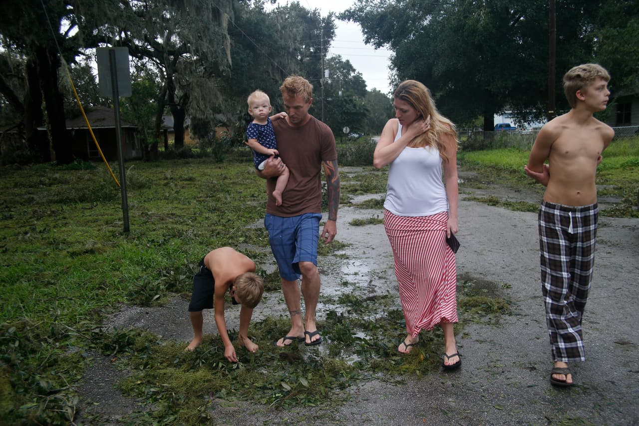El domingo, 
<b><a href="http://www.univision.com/noticias/huracan-irma/por-que-la-bahia-de-tampa-podria-convertirse-en-una-trampa-mortal-con-el-paso-del-huracan-irma" target="_blank">toda la bahía de Tampa entró en alarma porque desde hace un siglo no recibe gran huracán</a></b>, por lo que no estaba tan preparada para uno categoría 4. Zachary Harrison, su pareja Cheyanne O'Donnell y sus tres hijos, Jaiden, 14, Jackson, 9, y Ella, de 10 meses, haciendo su primera salida para ver el daño causado en su vecindario por el huracán en Fort Meade en las afueras de Tampa.