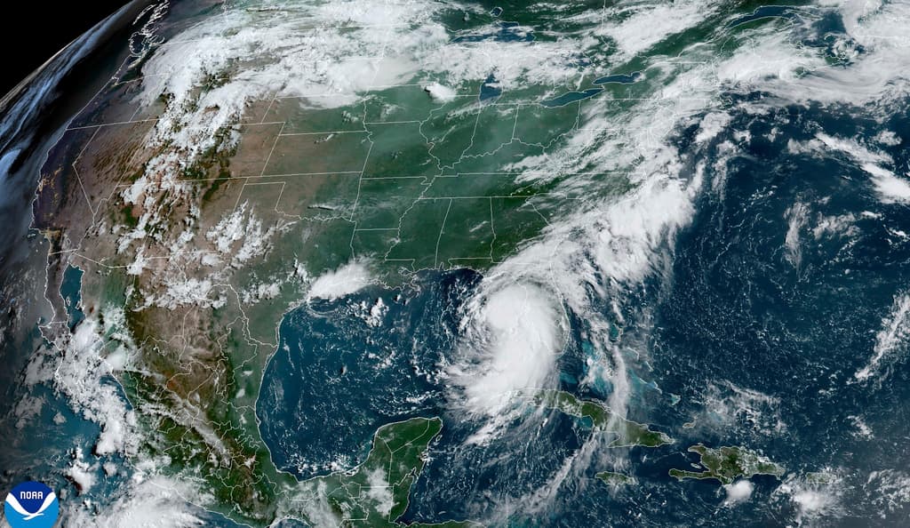 La imagen del satélite provista por la Oficina Nacional de Administración Oceánica y Atmosférica (NOAA) permite observar cuán organizada está la tormenta tropical 
<b><a href="https://www.univision.com/local/miami-wltv/fuertes-bandas-de-lluvias-asociadas-a-la-depresion-tropical-4-afectan-al-sur-de-florida-video" target="_blank">Debby</a></b>, a unas horas de convertirse en huracán.