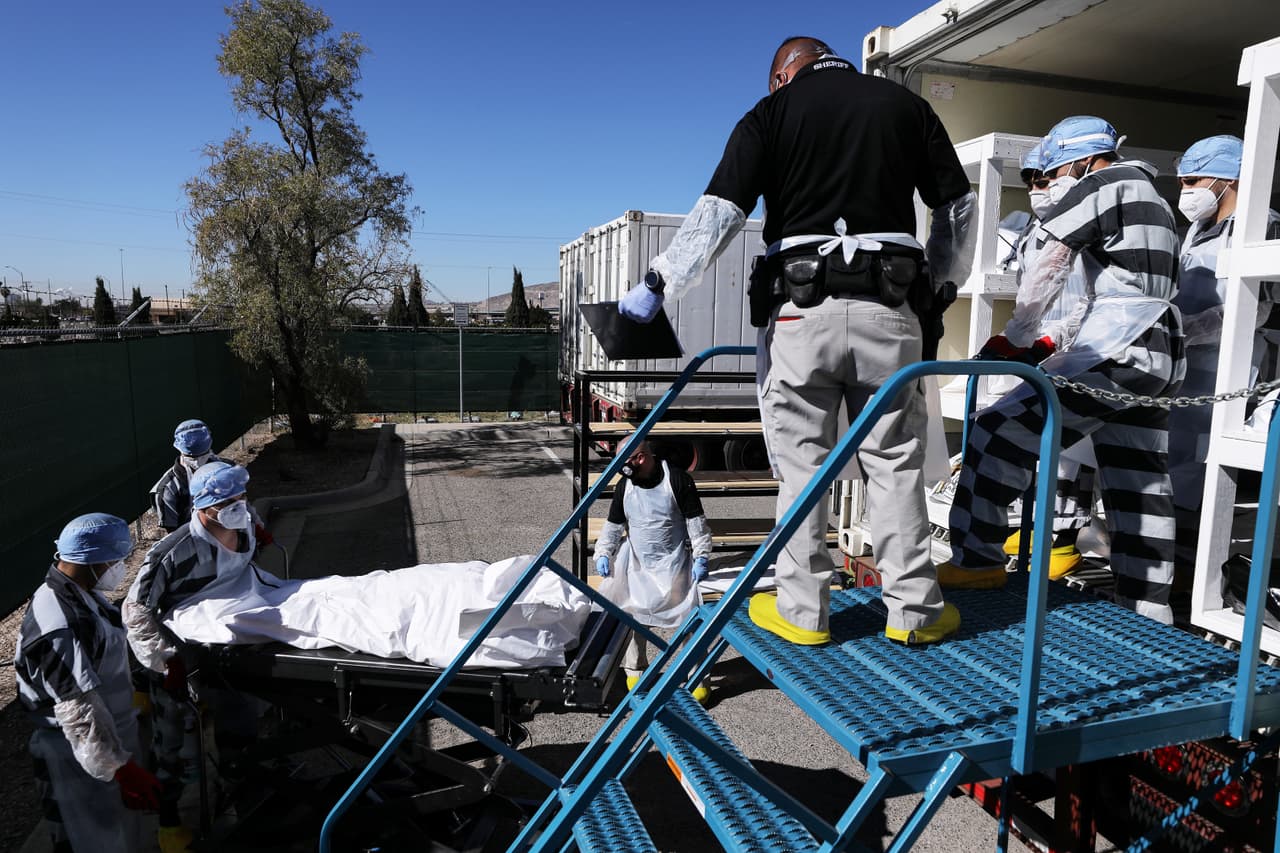 <b>Los presos ayudan con las víctimas en El Paso (16 de noviembre). </b>En este condado del sur de Texas, donde surgió uno de los brotes más letales de la enfermedad en el país, los reos fueron incorporados al personal que batalló con la crisis. Relevaron temporalmente al personal de la Oficina del Médico Forense del Condado en la distribución de los cuerpos 
<a href="https://www.univision.com/noticias/salud/sigue-la-crisis-en-el-paso-por-el-covid-19-presos-de-la-carcel-del-condado-ayudan-a-la-morgue"><u>en un remolque refrigerado</u></a>. 
<br>