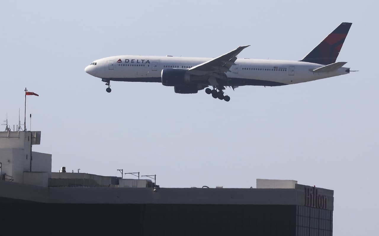 Proponen multa de 15,000 dólares a pasajero "intoxicado" y "vulgar" que obligó a avión a aterrizar