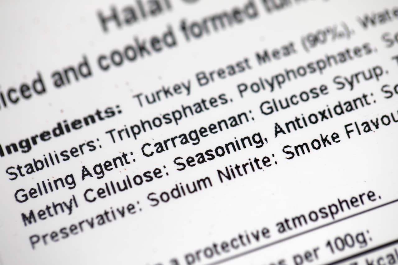 Comparados con los 
<a href="https://www.univision.com/noticias/salud/recomendaciones-para-una-alimentacion-saludable">alimentos saludables</a>, los PUP contienen más azúcar, grasas saturadas
<a href="https://www.univision.com/noticias/elige-estar-bien-diabetes/el-sodio-presente-en-los-alimentos-procesados-enemigo-para-los-diabeticos"> y sodio</a>, así como menos fibra dietética, minerales y vitaminas y mayor densidad energética y 
<a href="https://www.univision.com/noticias/salud-infantil/los-mac-and-cheese-procesados-contienen-quimicos-que-pueden-resultar-toxicos-si-se-consumen-en-exceso">químicos</a>, dice 
<a href="http://www.wphna.org/htdocs/downloadsmar2013/journal/The%20food%20System%20Espanol.pdf">una investigación de la Universidad de Sao Paulo</a>. “
<b>El objetivo del ultra procesamiento es elaborar productos durables, convenientes, ultra apetecibles y lucrativos</b>".
