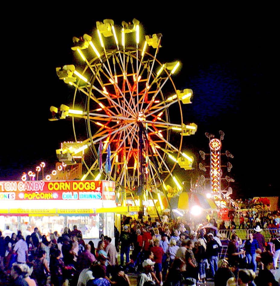 La 
<b>Feria de Caruthens cumple 90 años</b> de celebrar las tradiciones locales. Y esta nueva versión cumple con su cometido, pues contempla diversas actividades que van desde la coronación de la reina de belleza hasta las populares 
<b>carreras de motocicletas</b>. Para mayor información de la parrilla programática visite la página de Fcebook, 
<b>www.facebook.com/caruthersfair/.</b> 
<b>La ceremonia de inauguración</b> está agendada para las 6.30 de la tarde del miércoles 25 y e
<b>l Desfile </b>será a las 10 de la mañana del sábado 28 de septiembre.
<br>
<br>
<b>¿Cuándo?</b>: Entre el 25 y 29 de septiembre.
<br>
<b>¿Dónde?. </b>Caruthens District Fair, 13595 S Raider Ave, Caruthers, CA, 93609
<br>
<b>Valor: </b>Adultos: $12 en puerta, $10 antes del evento. Niños: $5 en puerta, $4 pre-venta.