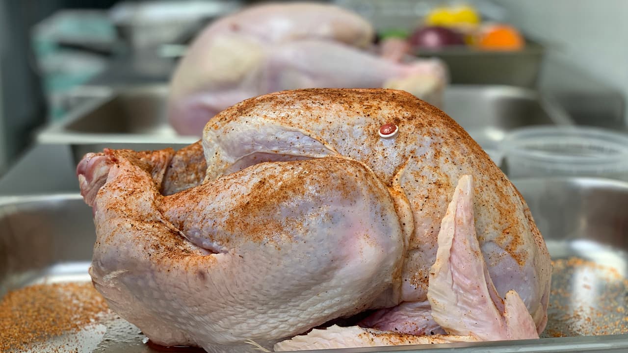 Si vas a preparar un pavo para 'Thanksgiving' o las fiestas de fin de año, debes de tomar las medidas de higiene necesarias para evitar enfermedades porque puede estar contaminado con microbios.