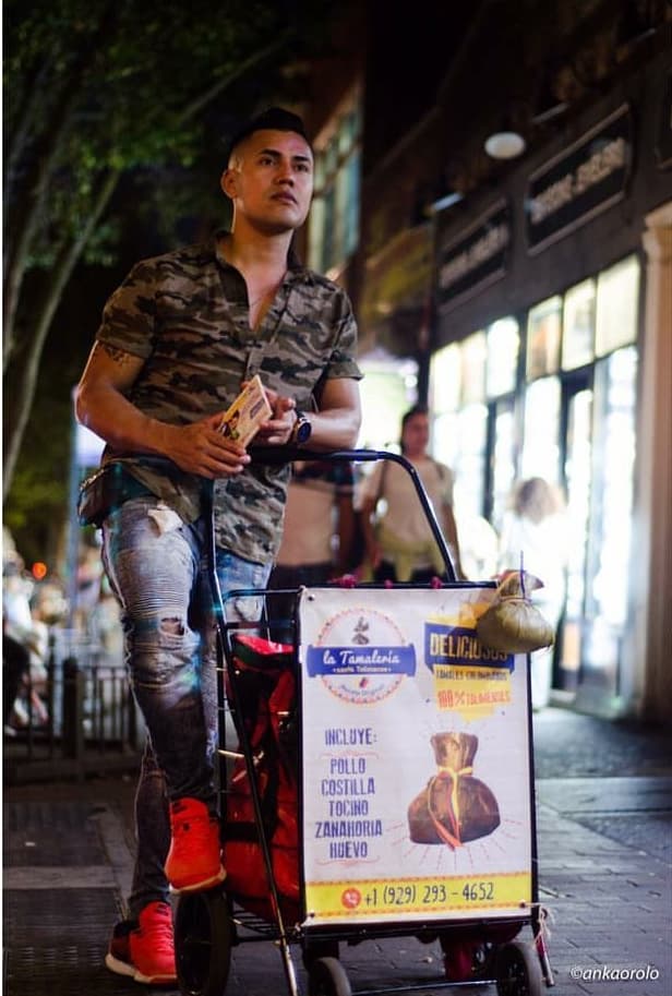 Unas semanas después Alejandro Marín estaba en las calles
<b> con una hielera vendiendo tamales colombianos.</b>