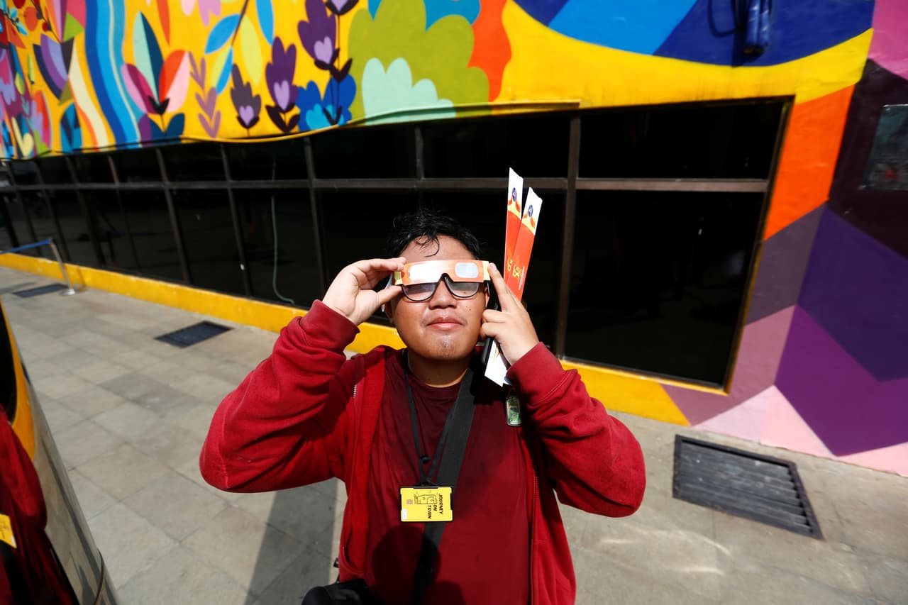 Este fue el último eclipse solar de la década. 
<b>En 2020 habrá dos más</b>: uno en junio y se verá desde África y China; y otro en diciembre, que podrá observarse desde Argentina y Chile. Este joven mira el eclipse solar con unos lentes especiales en Yakarta, Indonesia.