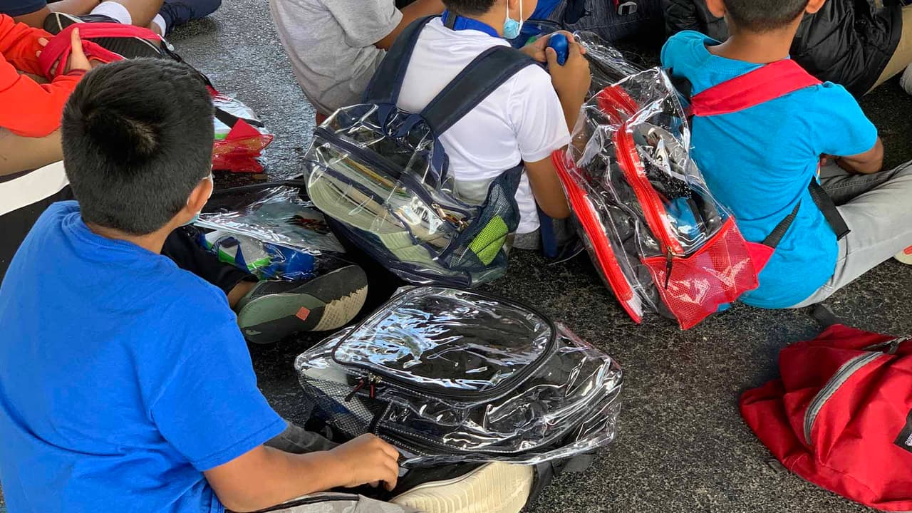 Si la ansiedad continúa, busque ayuda profesional. Si su hijo todavía tiene dificultades después de un mes o si las señales empeoran puede ser el momento de buscar una evaluación de un psicólogo o psiquiatra. También puede preguntar en la escuela sobre recursos de apoyo para los estudiantes.