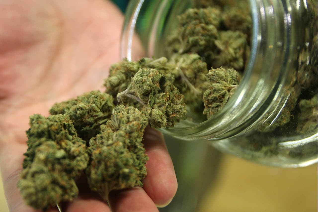 La autorización inicial de uso de marihuana por adultos de Arizona deja a algunas ciudades grandes del estado con pocos dispensarios