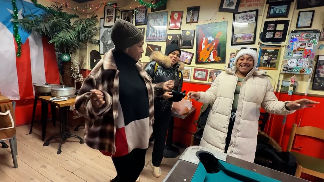 Es un espacio relajado con 
<b>billar, dominó, música, conversación, cerveza y comida</b> para que la gente olvide sus problemas y se sientan como en su casa. 
<br>