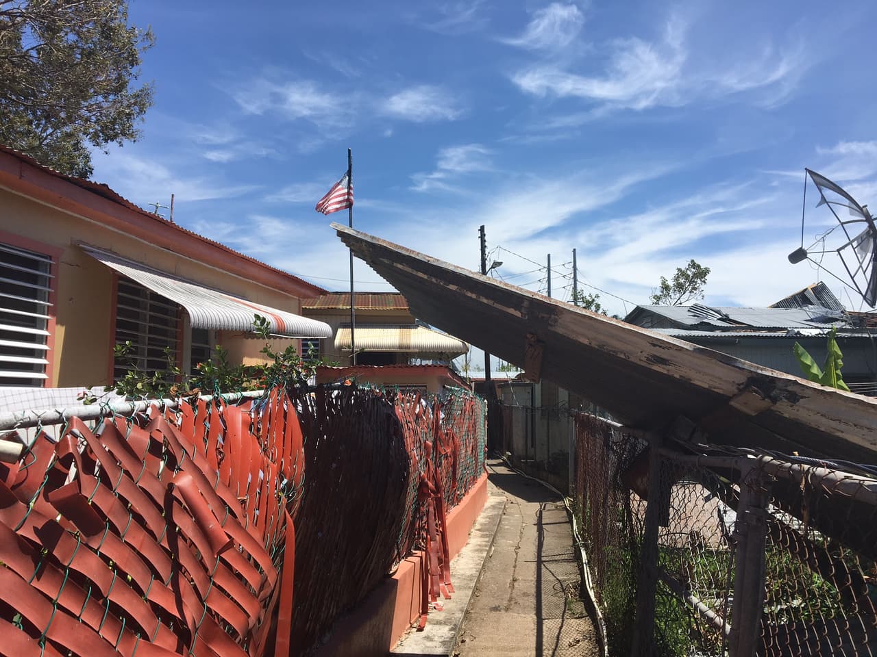 Una bandera de Estados Unidos ondea en media de la destrucción.ba