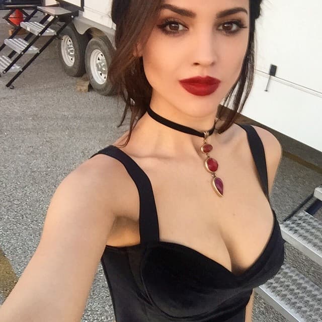La protagonista del melodrama 'Lola, érase una vez' también señaló su deseo de que las mujeres sean valoradas por su 
<b><a href="https://www.univision.com/famosos/eiza-gonzalez-piensa-que-quienes-la-odian-en-el-fondo-estan-orgullosos-de-ella-fotos">"empeño, esfuerzo y sacrificio"</a></b>. 
<br>