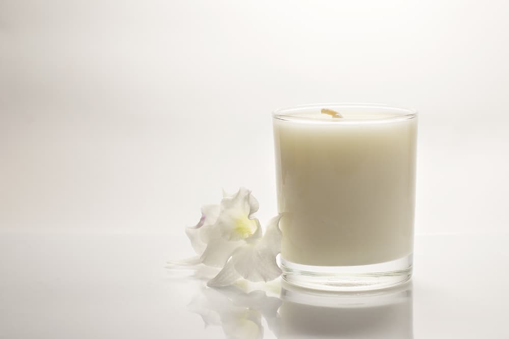 Finalmente, una vela blanca, la que simboliza la pureza y tiene que ver con la limpieza y protección.