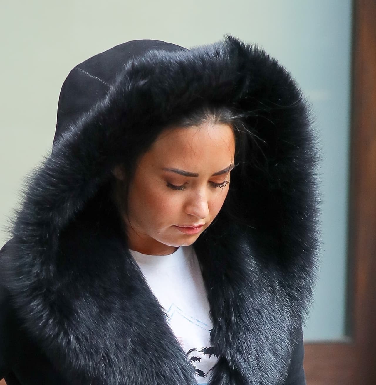 Lovato hablaba de una nueva vida, pero su equipo la observaba subirse a los escenarios con resaca y comportamientos que parecían ser producto del uso de drogas y alcohol. "Les mentía en la cara. Es vergonzoso mirar la persona que fui", refexionó la cantante en su documental.