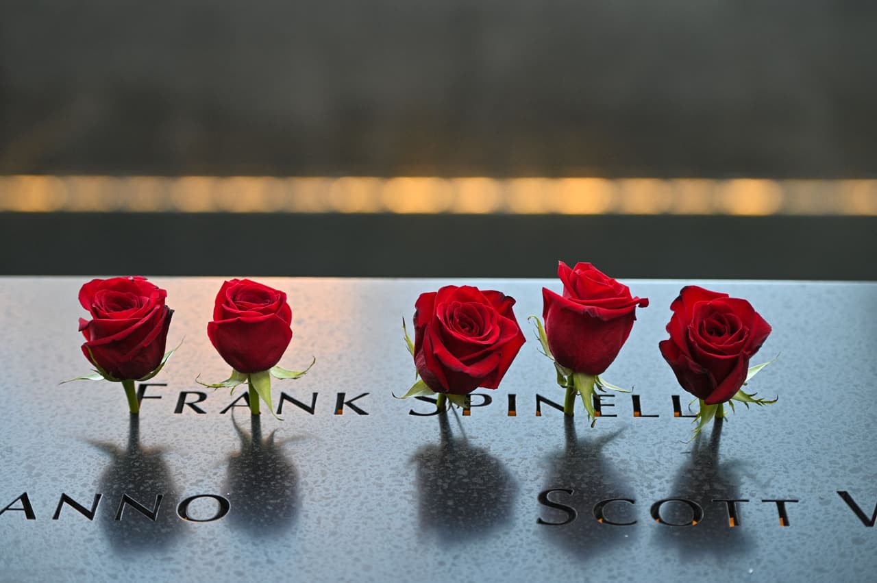 Flores colocadas a nombre de Frank Spinelli en el monumento del 11 de septiembre. Durante la ceremonia hubo seis momentos de silencio, que marcaron cuándo fueron impactadas las torres y cuando cayó cada una. También marcaron el impacto en el Pentágono y la caída del avión en Shanksville, Pennsylvania.