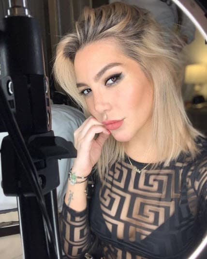 "Y luego preguntan que por qué hago todo público. Por esto. Porque 
<b><a href="https://www.univision.com/famosos/eres-un-diablo-frida-sofia-dispara-insultos-algunos-impublicables-contra-una-reportera-digital-video" target="_blank">ya estoy hasta la madre</a></b> de puras mentiras", escribió la joven de 27 años junto a la toma de pantalla de la conversación.