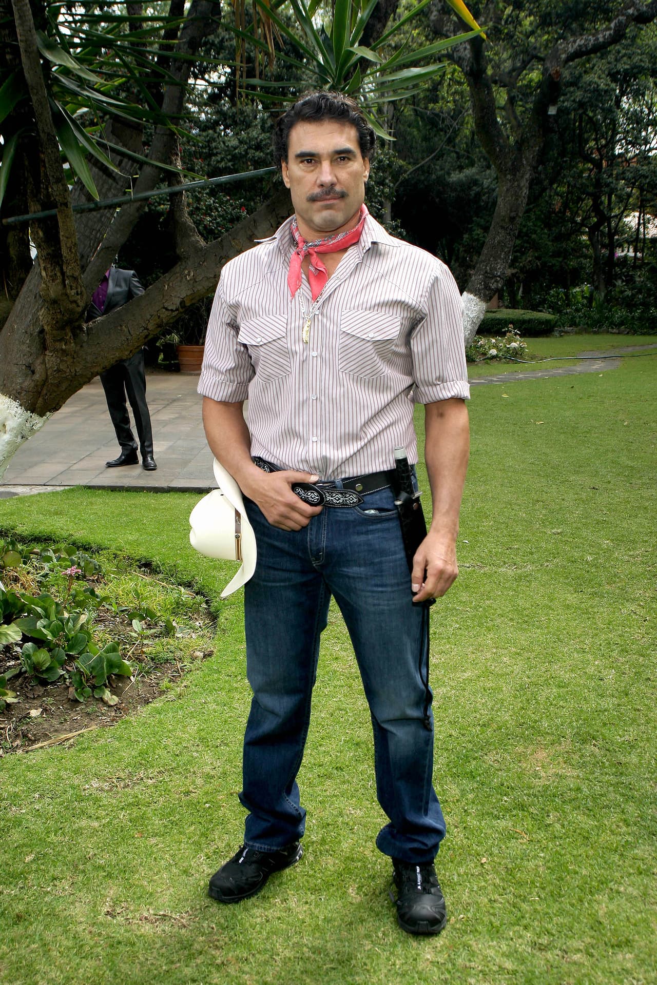 <a href="http://www.univision.com/temas/eduardo-yanez"><b>Eduardo Yáñez</b> </a>se olvidó de los melodramas para entrar al mundo de la comedia en 'Amores con trampa', ahí sus parejas románticas fueron 
<a href="http://www.univision.com/temas/itati-cantoral"><b>Itatí Cantoral</b></a> y 
<a href="http://www.univision.com/temas/africa-zavala"><b>África Zavala.</b></a> Su amor con África traspasó las pantallas y hasta la fecha mantienen su romance.