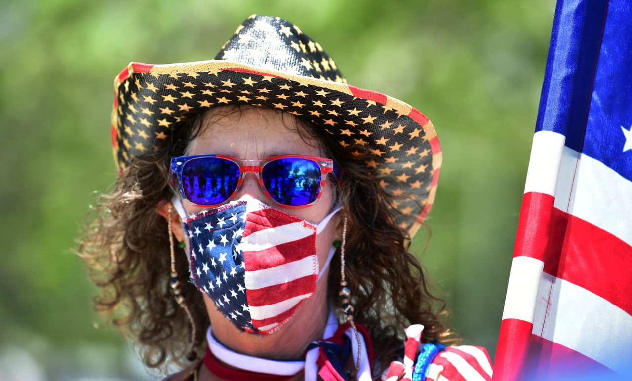 Un manifestante en una protesta contra las medidas de confinamiento en Los Ángeles, California, se protege con una máscara con los colores de la bandera de EEUU. 22 de abril.