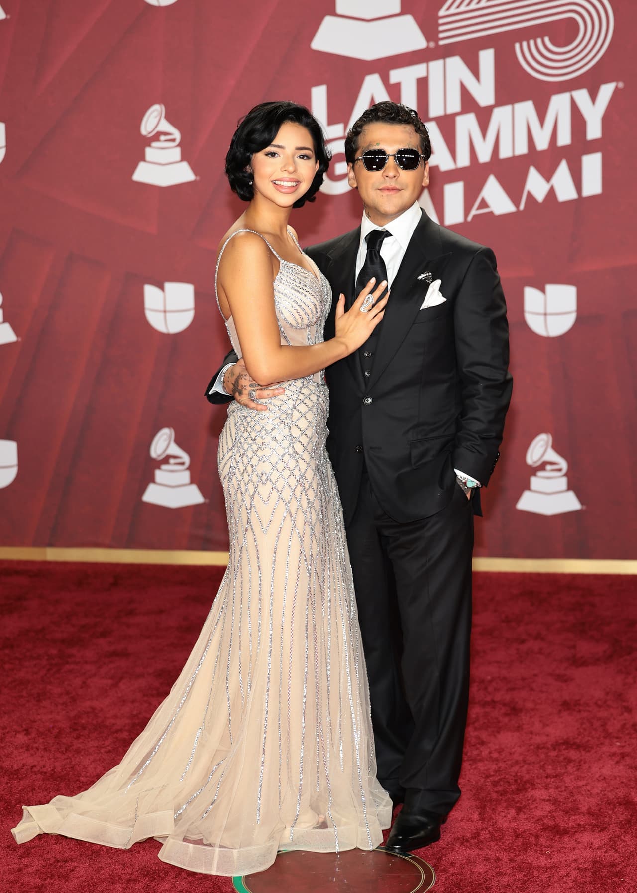 <b>Ángela Aguilar y Christian Nodal </b>llegaron muy cariñosos luciendo atuendos que contrastaban.