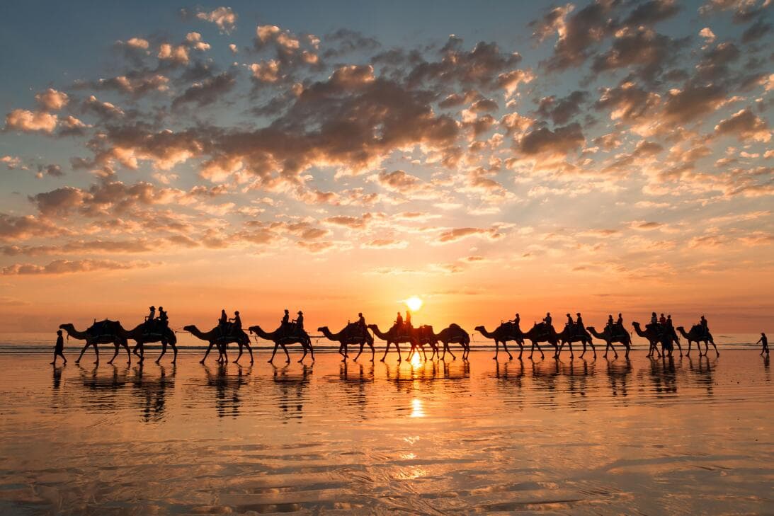 <b>Puesto 3:</b> 
<b>Playa Cable (Broome, Australia)</b> 
<br>
<br>“Las puestas de sol son increíbles, tiene amplias áreas de picnic con césped, se pueden realizar paseos en camello y comer en restaurantes junto a la playa”, reseñó un visitante.
