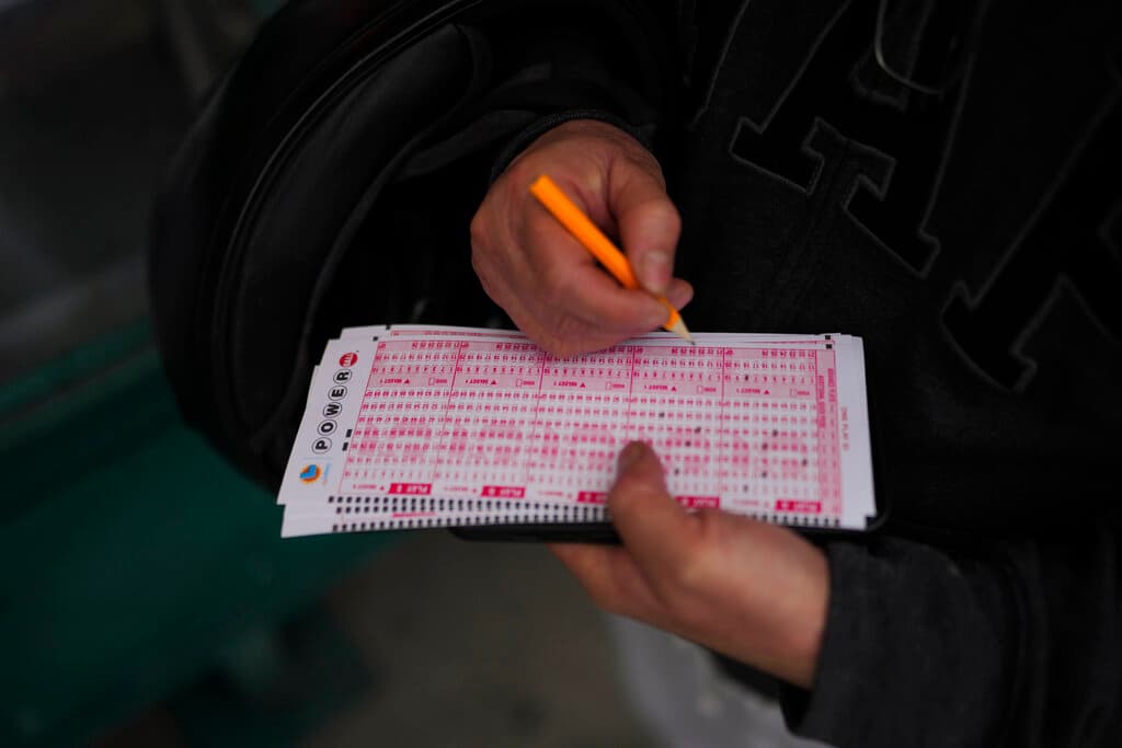 Cada boleto tiene un costo de $2. Las posibilidades de ganar el premio mayor son de 1 en 292.2 millones. La venta de boletos se cierra hasta 2 horas antes del sorteo.