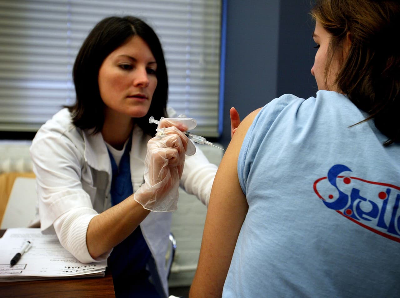 <b>Influenza estacional (gripe o <i>flu</i>)</b>
<br>
<b>Introducción de las vacunas: 1942.</b>
<br>
<b>Impacto: reduce el riesgo de enfermarse hasta en un 60%.</b>
<br>
<br>Antes de la vacunación masiva ocurrían 290,000 a 650,000 muertes al año en todo el mundo por esta enfermedad. Los CDC estiman que la influenza estacional ha provocado hasta 61,000 muertes cada año en el país desde 2010. La temporada de influenza 2017-2018 fue la más mortífera (desde que comenzó el seguimiento en 1976): provocó la muerte de 80,000 personas solo en Estados Unidos.