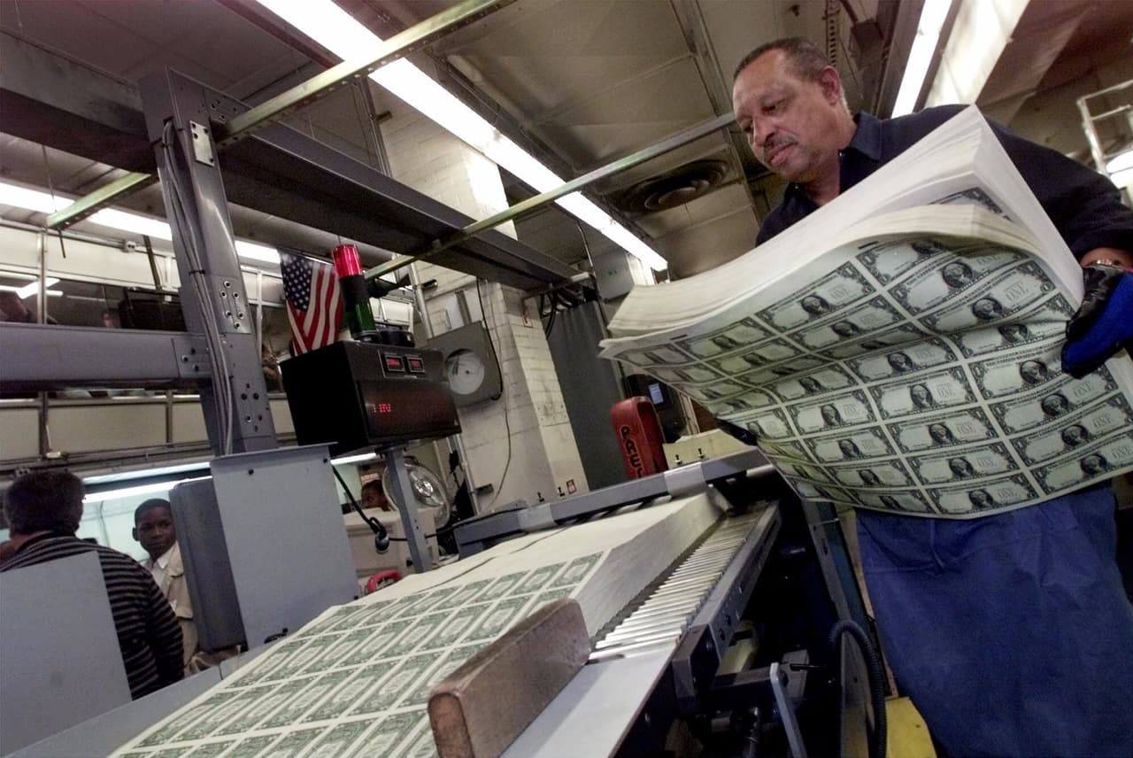 La circulación de estos billetes es de 5.8 años, según la Reserva Federal. (AP Photo/Hillery Smith Garrison)
