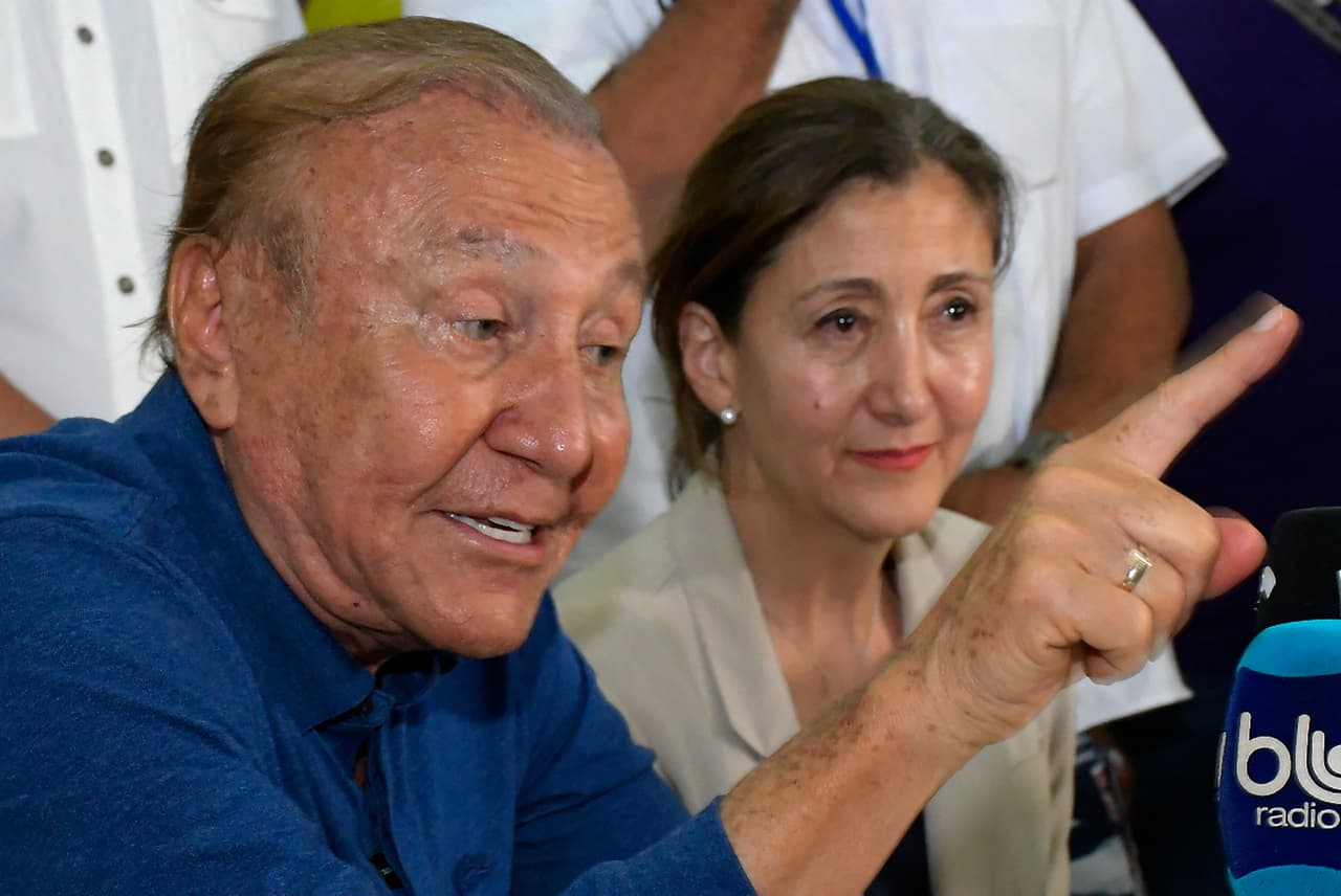 El candidato presidencial independiente de Colombia, Rodolfo Hernández (izquierda), habla junto a la excandidata presidencial Ingrid Betancourt. Hernández es un 
<i>outsider:</i> un empresario independiente de 77 años que es muy complicado de ubicar en el espectro político de izquierdas o derechas. 
<br>
<br>La aspirante franco-colombiana 
<b>Ingrid Betancourt, exrehén de las antiguas FARC, se unió a su campaña el viernes. </b>
