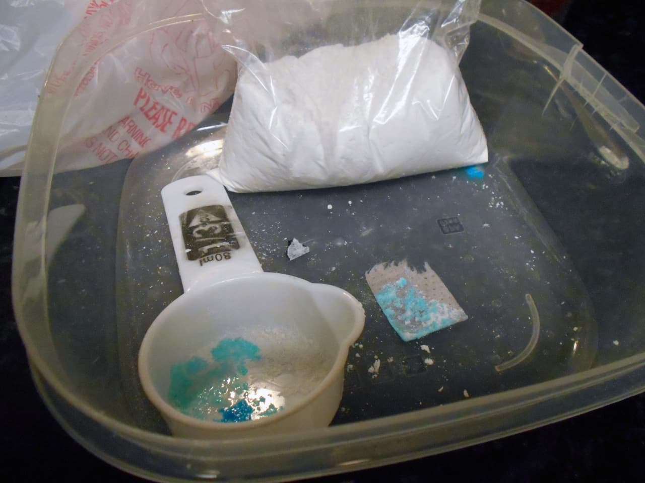 De acuerdo con la DEA, el fentanilo en polvo incautado puede ser utilizado para incrementar 
<b>la potencia de la heroína</b> y fabricar pastillas contra el dolor similares a la oxicodona que en su nombre comercial se conoce como OxyContin.