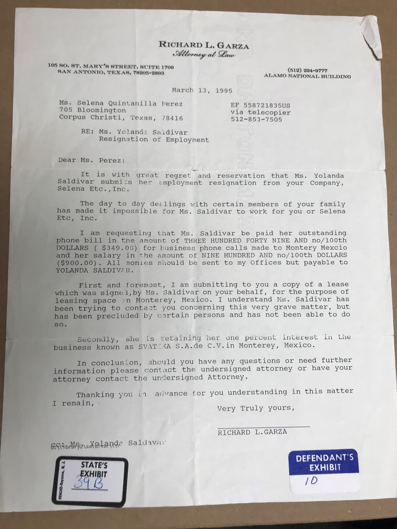 El mismo día en que Saldívar recogió el revólver Taurus modelo 85, el abogado Richard Garza redactó una carta de renuncia a su nombre. En la misiva, apunta que la mujer retendrá el 1% en una compañía que no especifica. En su libro 'Justice for Selena' Carlos Valdez señala que se trata de un negocio de ropa que la cantante iniciaba en México.
