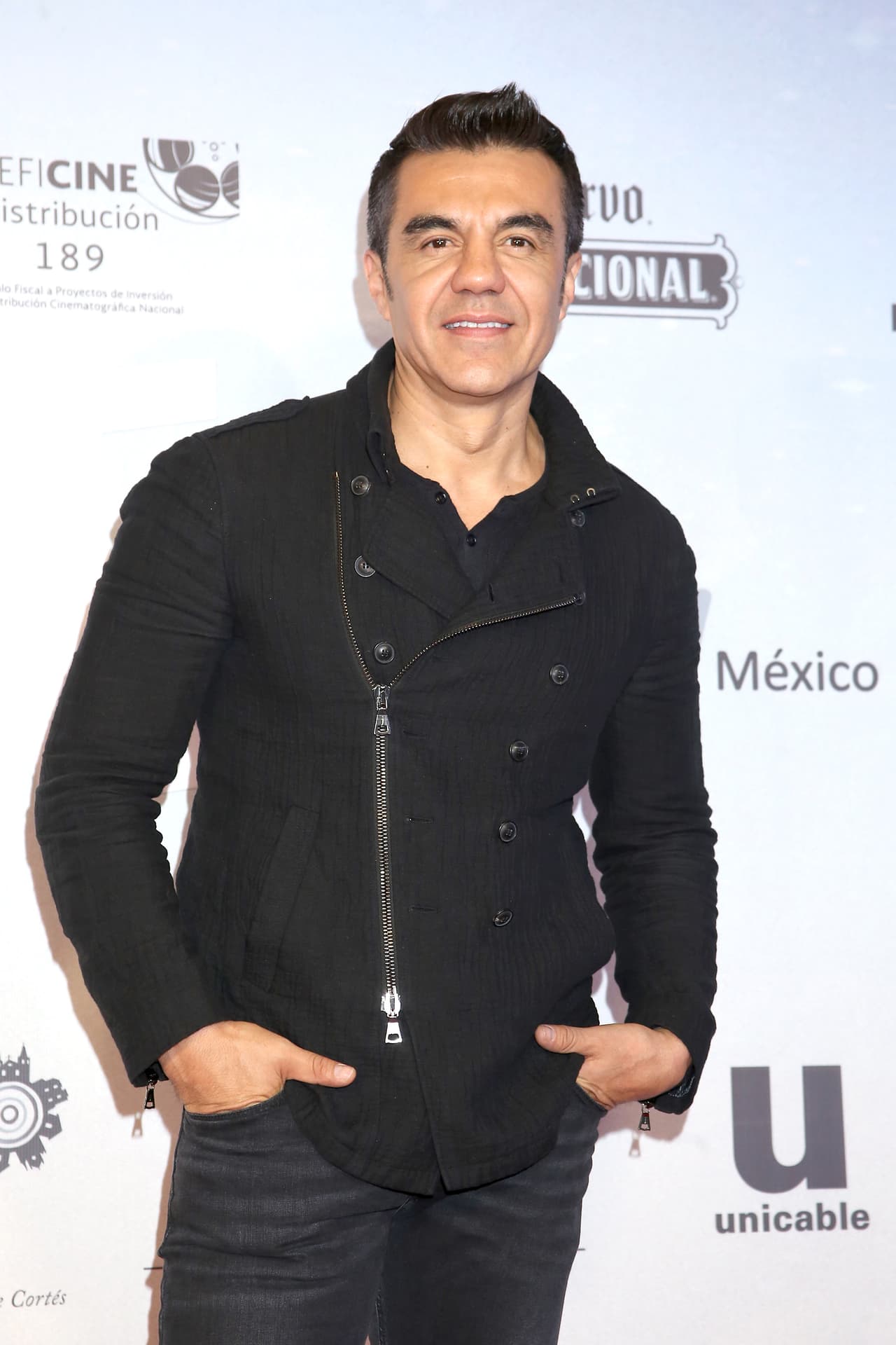 Parece que cupido volvió hacer de las suyas en la vida de Adrián Uribe, pues una vez más ha sido captado con una hermosa mujer.
<br>