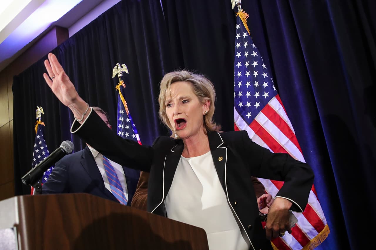 <h3 class="cms-H3-H3">Senadora Cindy Hyde-Smith, de Mississippi</h3>
<br>
<br>🗳️ El periodo actual de la senadora termina en 2027. 
<br>
<br>🗳️ “El pueblo al que represento no cree que la elección presidencial haya sido constitucional y no puede aceptar la decisión del Colegio Electoral; por lo tanto, no puedo en buena conciencia apoyar la certificación”, escribió en un comunicado difundido el 6 de enero de 2021. 
<br>