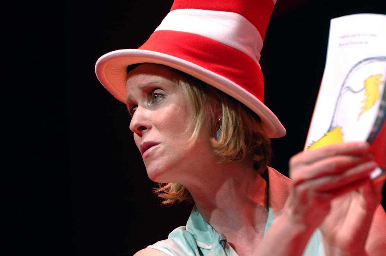 La semana pasada las Escuelas Públicas del Condado de Loudoun (LCPS), en Ashburn, Virginia, desaconsejaron conectar el Día de la Lectura con el onomástico del Dr. Seuss. "La investigación en los últimos años 
<b>ha revelado fuertes matices raciales en muchos libros escritos/ilustrados por el Dr. Seuss</b>", dijo la LCPS en una 
<a href="https://www.lcps.org/site/default.aspx?PageType=3&DomainID=1&ModuleInstanceID=274904&ViewID=6446EE88-D30C-497E-9316-3F8874B3E108&RenderLoc=0&FlexDataID=401332&PageID=1" target="_blank">declaración pública distribuida a los medios</a> en la que también desmienten que hubiesen prohibido sus libros.