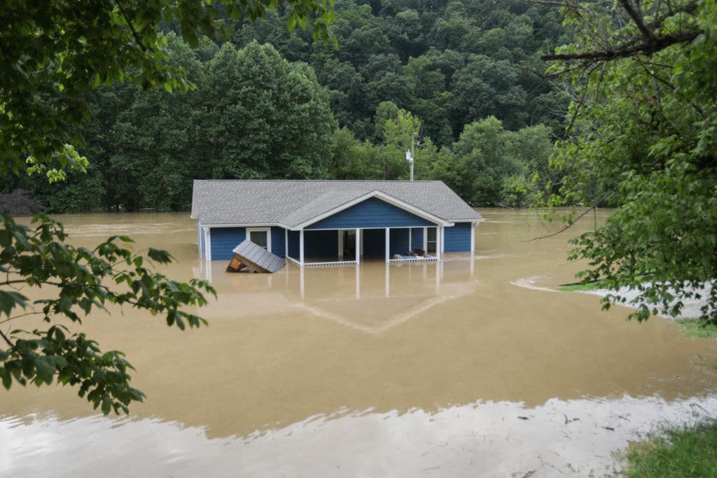“Todavía tenemos mucho que buscar”, dijo Jerry Stacy, director de gestión de emergencias en el condado de Perry, muy afectado, en Kentucky. 
<b>“Todavía tenemos personas desaparecidas”.</b>
<br>
<br>
<b>Al menos 25 personas han muerto</b> y según el gobernador, ese número puede aumentar en las próximas horas. 
<br>
<br>Miles están sin electricidad por las inundaciones que sufre Kentucky, de las "más devastadoras de su historia", por las lluvias torrenciales, informó este jueves por la noche el gobernador, Andy Beshear.