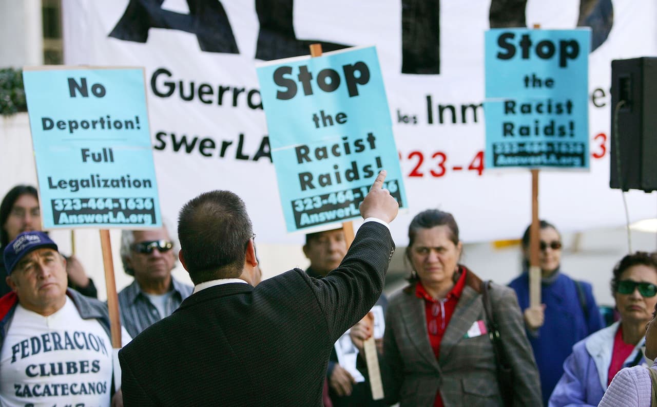 Redadas de ICE preocupan a congresistas demócratas y piden a Obama cambio de política