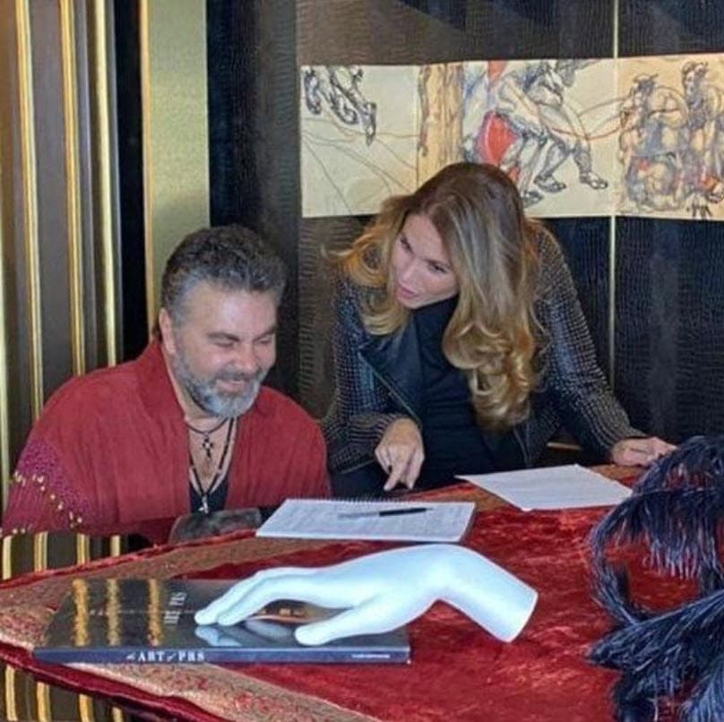 “Cuando estábamos casados a ella le tocaba grabar novela en Argentina y a mí disco en Estados Unidos. Ahora, como pareja divorciada, nos encontramos más, con mucho cariño y respeto; nos queremos muchísimo y somos buenos amigos”, dijo. 
<br>