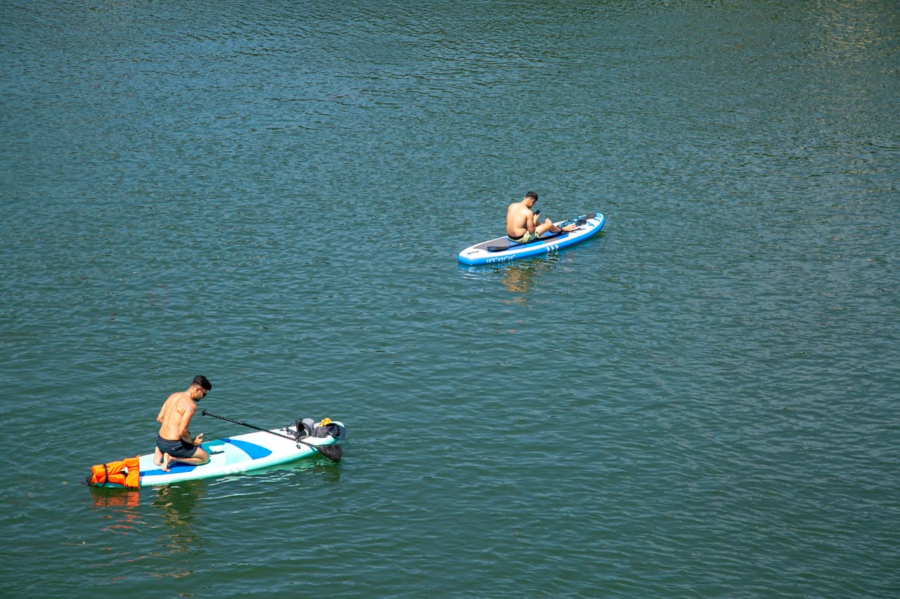 Las 
<b><a href="https://www.univision.com/local/austin-kakw/rio-lago-texas-agua-caliente" target="_blank">algas dañinas pueden estar presentes en cualquier cuerpo de agua natural</a></b> en el centro de Texas en cualquier momento. Estas algas son más probables a lo largo de las costas y en bolsas de agua tibia y tranquila.