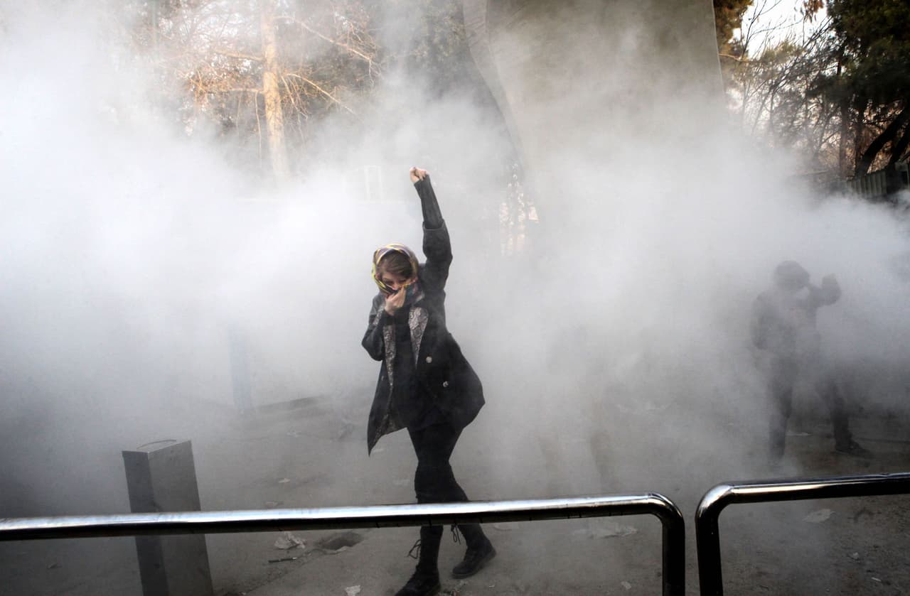 Varias protestas espontáneas tomaron las calles de Teherán el sábado, con estudiantes universitarios y otros grupos gritando lemas contra el gobierno iraní, en la tercera jornada consecutiva de manifestaciones por el alza de precios.