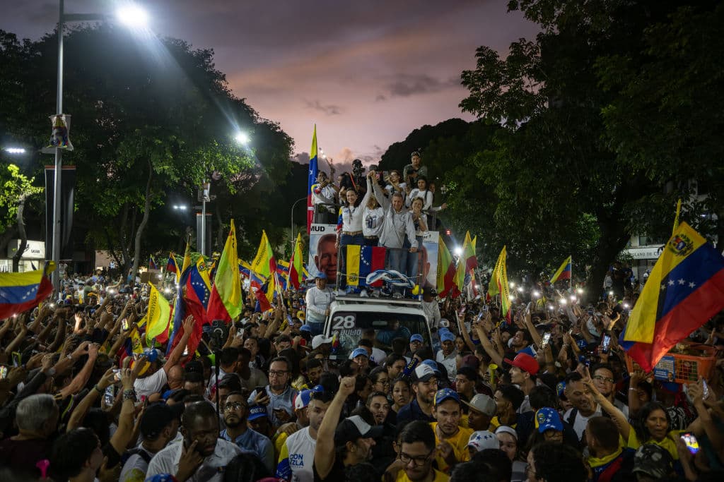 Maduro le 'cierra' el país a los invitados de la oposición poco antes de las tensas elecciones en Venezuela 