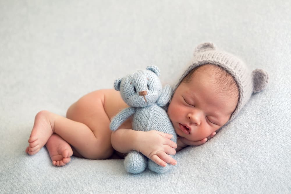<h3 class="cms-H3-H3">Soñar con un bebé varón </h3>
<br>Esto suele ser una señal de tu comportamiento, por lo general indica que estás siendo muy ingenuo y que te cuesta trabajo identificar entre las personas que te hacen daño y las que te dan bienestar. Lejos de ser un mal augurio, este sueño te dice que debes sacar el carácter y llenarte de valor. 
<br>