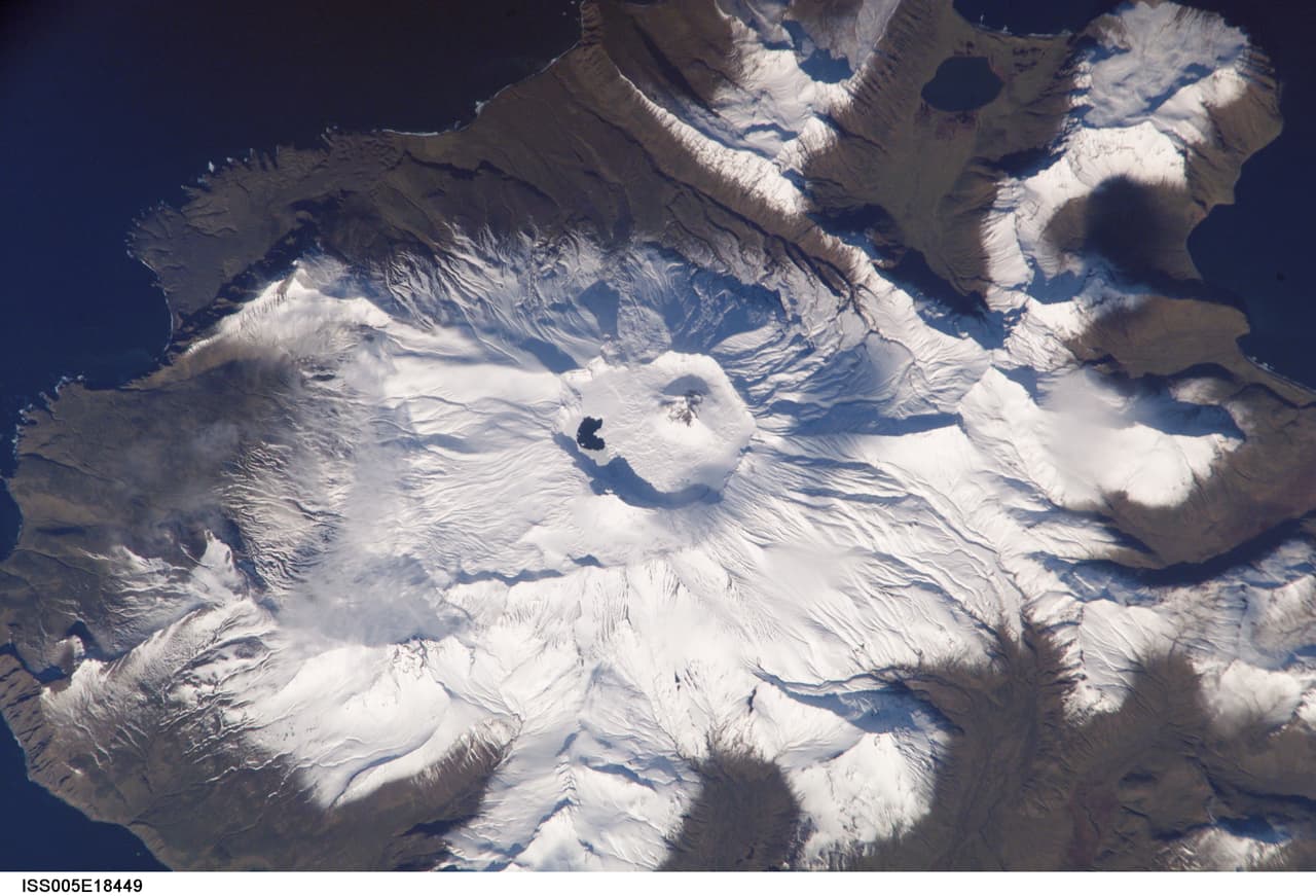 <b>Puesto 8: Volcán Akutan, Alaska. Índice de amenaza general: 161. </b>Ubicado en la isla Akutan, en Alaska, tiene una caldera de 1.2 millas (2 km) de diámetro con un pequeño lago. En abril de 1992 se registró una pequeña erupción de vapor y cenizas y en 1996 se presentaron una serie de temblores que se sintieron en varios territorios aledaños.