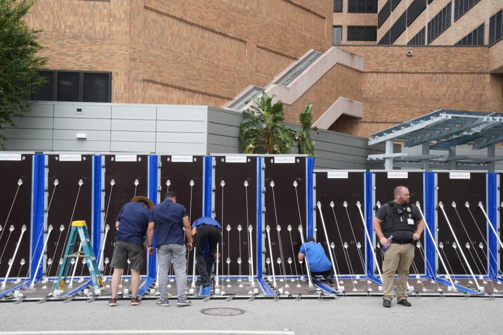 En el caso del Hospital General de Tampa, ya el martes fue instalado el muro AquaFence, que garantizaría el acceso a la institución, frente a inundaciones de 12 pies o menos.